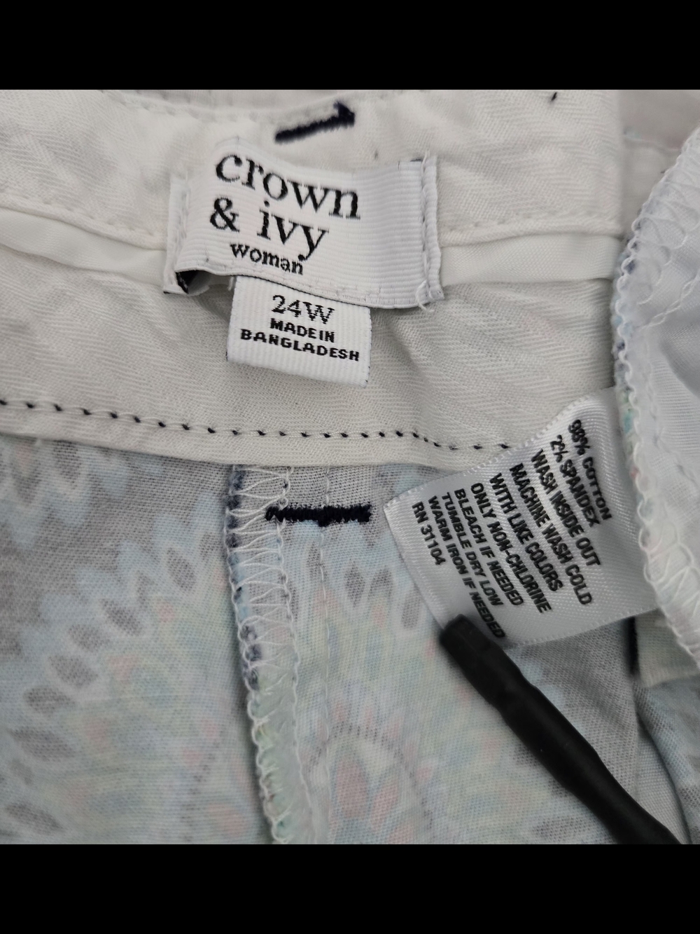 Crown & Ivy Medallion Print Chino Shorts Plus Size 24W Multicolor Flat Front - Picture 3 of 3